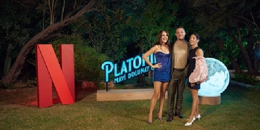 netflix-gupse-ozay-imzali-yeni-dizisi-platonik-mavi-dolunay-otelin-lansmanini-cesmede-renkli-bir-etkinlikle-kutladi.jpg