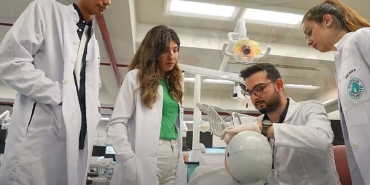 dis-hekimligi-ogrencileri-meslegi-gercek-klinik-ortaminda-ogreniyor.jpg